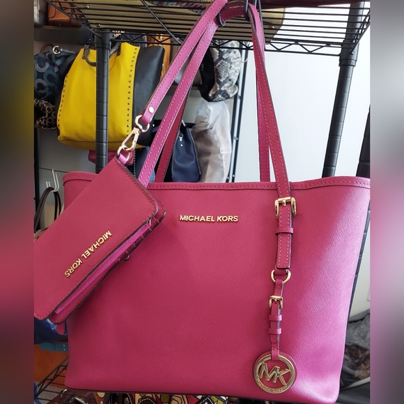 Michael Kors Fuchsia Tote and Wallet  LIVE SHOW LISTING - Picture 1 of 1